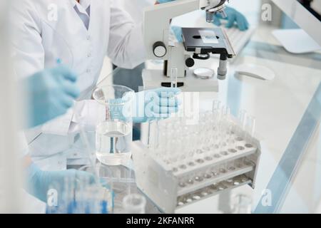 Wissenschaftler führen Tests in einem medizinischen Labor . Stockfoto