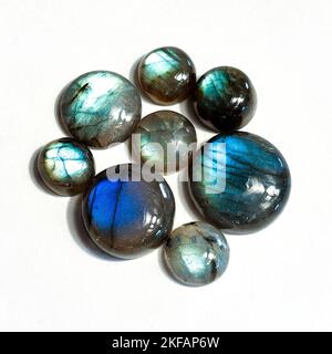 Labradorit Edelsteine Cabochon Schliff, Pfauenblau und Herbstgold Farben. Runde, Birne, quadratische, ovale, rechteckige und freie Form Formen. Weißer Hintergrund. Stockfoto