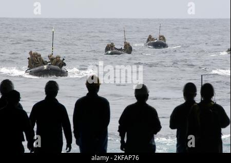 Tokunshima, Japan. 17.. November 2022. Mitglied der amphibischen Schnelleinsatzbrigade der japanischen Selbstverteidigungskräfte an Bord des Panzerlandungsschiffs JS Osumi ( LST-4001) während der gemeinsamen militärischen Übung „Keen Sword 23“ der USA und Japans auf der Insel Tokunoshima, Präfektur Kagoshima, Japan, am Donnerstag, den 17. November 2022. Foto von Keizo Mori/UPI Credit: UPI/Alamy Live News Stockfoto