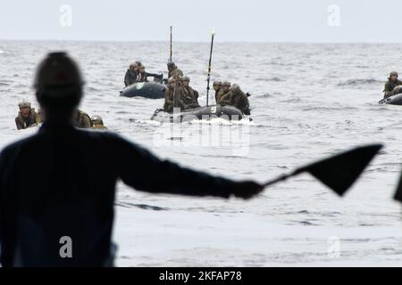 Tokunshima, Japan. 17.. November 2022. Mitglied der amphibischen Schnelleinsatzbrigade der japanischen Selbstverteidigungskräfte an Bord des Panzerlandungsschiffs JS Osumi ( LST-4001) während der gemeinsamen militärischen Übung „Keen Sword 23“ der USA und Japans auf der Insel Tokunoshima, Präfektur Kagoshima, Japan, am Donnerstag, den 17. November 2022. Foto von Keizo Mori/UPI Credit: UPI/Alamy Live News Stockfoto