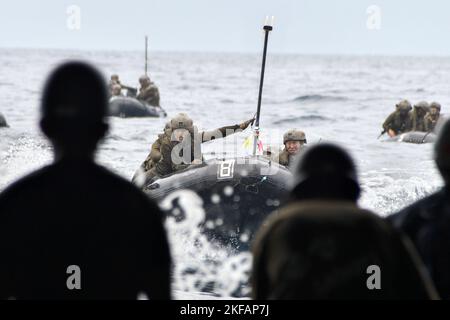 Tokunshima, Japan. 17.. November 2022. Mitglied der amphibischen Schnelleinsatzbrigade der japanischen Selbstverteidigungskräfte an Bord des Panzerlandungsschiffs JS Osumi ( LST-4001) während der gemeinsamen militärischen Übung „Keen Sword 23“ der USA und Japans auf der Insel Tokunoshima, Präfektur Kagoshima, Japan, am Donnerstag, den 17. November 2022. Foto von Keizo Mori/UPI Credit: UPI/Alamy Live News Stockfoto