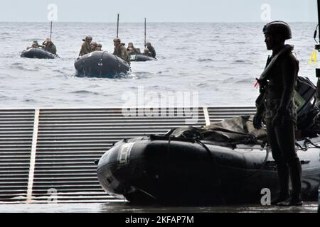 Tokunshima, Japan. 17.. November 2022. Mitglied der amphibischen Schnelleinsatzbrigade der japanischen Selbstverteidigungskräfte an Bord des Panzerlandungsschiffs JS Osumi ( LST-4001) während der gemeinsamen militärischen Übung „Keen Sword 23“ der USA und Japans auf der Insel Tokunoshima, Präfektur Kagoshima, Japan, am Donnerstag, den 17. November 2022. Foto von Keizo Mori/UPI Credit: UPI/Alamy Live News Stockfoto