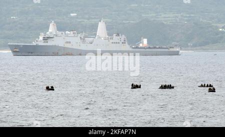 Tokunshima, Japan. 17.. November 2022. Das amphibische Transportdock der US Navy der San Antonio-Klasse USS New Orleans (LPD 18) nimmt am Donnerstag, dem 17. November 2022, an der gemeinsamen militärischen Übung „Keen Sword 23“ der USA und Japans auf der Insel Tokunoshima, Präfektur Kagoshima, Japan, Teil. Foto von Keizo Mori/UPI Credit: UPI/Alamy Live News Stockfoto