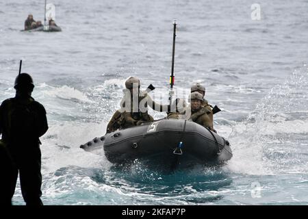 Tokunshima, Japan. 17.. November 2022. Mitglied der amphibischen Schnelleinsatzbrigade der japanischen Selbstverteidigungskräfte an Bord des Panzerlandungsschiffs JS Osumi ( LST-4001) während der gemeinsamen militärischen Übung „Keen Sword 23“ der USA und Japans auf der Insel Tokunoshima, Präfektur Kagoshima, Japan, am Donnerstag, den 17. November 2022. Foto von Keizo Mori/UPI Credit: UPI/Alamy Live News Stockfoto