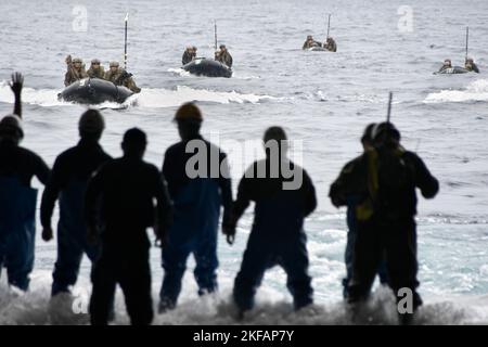 Tokunshima, Japan. 17.. November 2022. Mitglied der amphibischen Schnelleinsatzbrigade der japanischen Selbstverteidigungskräfte an Bord des Panzerlandungsschiffs JS Osumi ( LST-4001) während der gemeinsamen militärischen Übung „Keen Sword 23“ der USA und Japans auf der Insel Tokunoshima, Präfektur Kagoshima, Japan, am Donnerstag, den 17. November 2022. Foto von Keizo Mori/UPI Credit: UPI/Alamy Live News Stockfoto