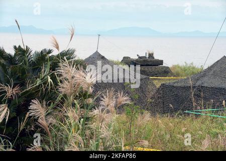 Tokunshima, Japan. 17.. November 2022. Der Hauptkampfpanzer Typ 10 der japanischen Selbstverteidigungskräfte nimmt am Donnerstag, dem 17. November 2022, an der gemeinsamen militärischen Übung „Keen Sword 23“ der USA und Japans auf der Insel Tokunoshima, Präfektur Kagoshima, Japan, Teil. Foto von Keizo Mori/UPI Credit: UPI/Alamy Live News Stockfoto