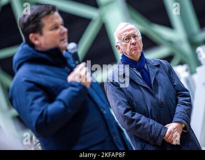 Wismar, Deutschland. 17.. November 2022. Bernard Meyer, (zurück) Geschäftsführer der Meyer Werft, beobachtet Christoph Morgen, den Insolvenzverwalter der MV Werft, bei einer Pressekonferenz zum weiteren Bau des zukünftigen Disney-Kreuzfahrtschiffes. Nach der Insolvenz von MV Werften im Januar 2022 wurde ein Käufer für das unvollendete Kreuzschiff „Global Dream“ gefunden. Disney Cruise Line beabsichtigt, das Schiff unter der Leitung von Experten der Meyer Werft am Standort MV Werften in Wismar fertigstellen zu lassen. Quelle: Jens Büttner/dpa/Alamy Live News Stockfoto