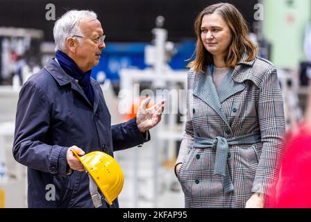 Wismar, Deutschland. 17.. November 2022. Bernard Meyer, CEO der Meyer Werft, spricht nach einem Betriebsgespräch über den weiteren Bau des Disney-Kreuzfahrtschiffs mit Claudia Müller (Grüne), der Koordinatorin für maritime Angelegenheiten der Bundesregierung, in einer Montagehalle auf der ehemaligen MV-Werft. Nach der Insolvenz von MV Werften im Januar 2022 wurde ein Käufer für das unvollendete Kreuzschiff „Global Dream“ gefunden. Disney Cruise Line beabsichtigt, das Schiff unter der Leitung von Experten der Meyer Werft am Standort MV Werften in Wismar fertigstellen zu lassen. Quelle: Jens Büttner/dpa/Alamy Live News Stockfoto