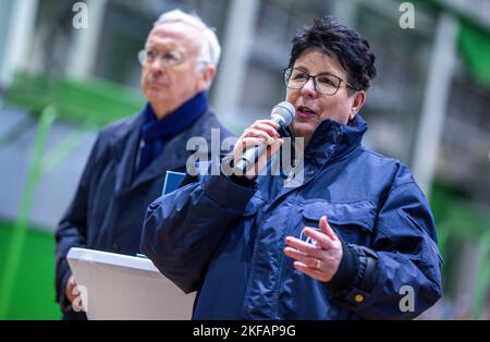 Wismar, Deutschland. 17.. November 2022. Ines Scheel, Store Steward bei MV Werften in Wismar, spricht auf einer Pressekonferenz über den weiteren Bau des zukünftigen Disney-Kreuzfahrtschiffes. Nach der Insolvenz von MV Werften im Januar 2022 wurde ein Käufer für das unvollendete Kreuzschiff „Global Dream“ gefunden. Disney Cruise Line beabsichtigt, das Schiff unter der Leitung von Experten der Meyer Werft am Standort MV Werften in Wismar fertigstellen zu lassen. Quelle: Jens Büttner/dpa/Alamy Live News Stockfoto