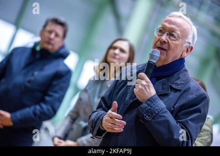 Wismar, Deutschland. 17.. November 2022. Bernard Meyer, Geschäftsführer der Meyer Werft, beantwortet Medienfragen zum weiteren Bau des zukünftigen Disney-Kreuzfahrtschiffes und wird von Reinhard Meyer (SPD), Minister für Wirtschaft, Tourismus und Verkehr Mecklenburg-Vorpommerns, und Claudia Müller (Grüne), Koordinatorin der Bundesregierung für maritime Angelegenheiten, beobachtet. Nach der Insolvenz von MV Werften im Januar 2022 wurde ein Käufer für das unvollendete Kreuzschiff „Global Dream“ gefunden. Die Reederei Disney Cruise Line will das Schiff bei den M/dpa/Alamy Live News fertig machen lassen Stockfoto