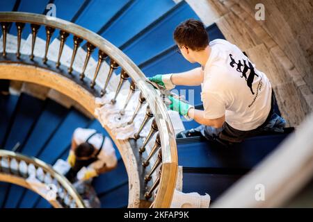 17. November 2022, Bremen: Oliver Joppe aus Nordrhein-Westfalen, Teilnehmer des nationalen Wettbewerbs im Bereich Gebäudereinigung, reinigt im Haus des Reiches ein Treppengeländer aus Messing. Beim jährlichen Wettbewerb treten Gesellen aus mehreren deutschen Bundesländern in verschiedenen Disziplinen der Gebäudereinigung gegeneinander an. Foto: Hauke-Christian Dittrich/dpa Stockfoto