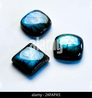 Labradorit Edelsteine Cabochon Schliff, Pfauenblau und Herbstgold Farben. Runde, Birne, quadratische, ovale, rechteckige und freie Form Formen. Weißer Hintergrund. Stockfoto