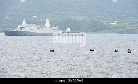 Tokunshima, Japan. 17.. November 2022. Das amphibische Transportdock der US Navy der San Antonio-Klasse USS New Orleans (LPD 18) nimmt am Donnerstag, dem 17. November 2022, an der gemeinsamen militärischen Übung „Keen Sword 23“ der USA und Japans auf der Insel Tokunoshima, Präfektur Kagoshima, Japan, Teil. Foto von Keizo Mori/UPI Credit: UPI/Alamy Live News Stockfoto