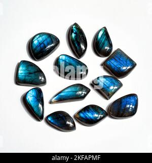 Labradorit Edelsteine Cabochon Schliff, Pfauenblau und Herbstgold Farben. Runde, Birne, quadratische, ovale, rechteckige und freie Form Formen. Weißer Hintergrund. Stockfoto