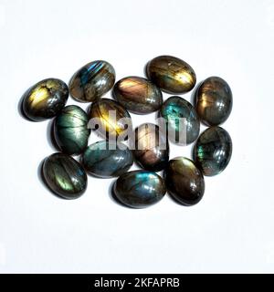 Labradorit Edelsteine Cabochon Schliff, Pfauenblau und Herbstgold Farben. Runde, Birne, quadratische, ovale, rechteckige und freie Form Formen. Weißer Hintergrund. Stockfoto