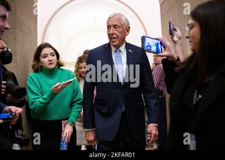 Washington, USA. 17.. November 2022. Der Repräsentant Steny Hoyer (D-MD), der Mehrheitsführer des Repräsentantenhauses, spricht am Donnerstag, den 17. November, vor den Medien im US-Kapitol in Washington, DC, 2022. (Graeme Sloan/Sipa USA) Quelle: SIPA USA/Alamy Live News Stockfoto