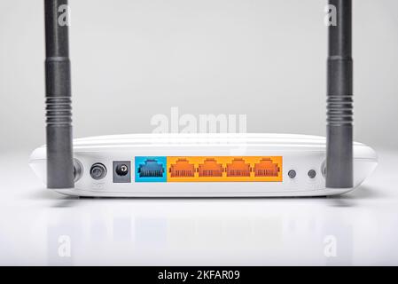 Weißer Wi-Fi-Router für den Anschluss von Geräten an das Internet. Stockfoto