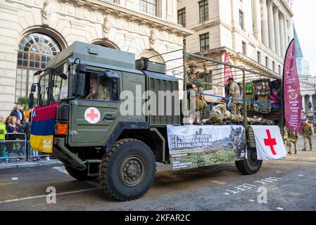 144 (FALLSCHIRM) MEDIZINISCHES GESCHWADER, 16 MANN Armeewagen des MEDIZINISCHEN REGIMENTS bei der Lord Mayor's Show Parade in der City of London, Großbritannien Stockfoto