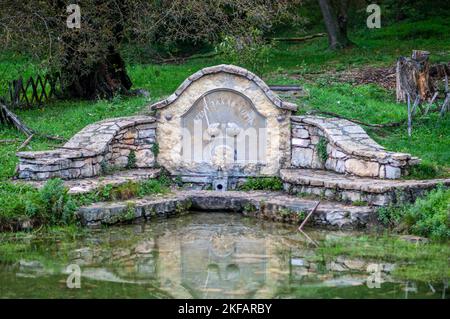 Die Jakobsquelle [ Szent Jakab ] in Vászóly [ Vszoly ], benannt nach dem schutzpatron des Dorfes Es liegt im Balaton-Hochland und fällt wi Stockfoto