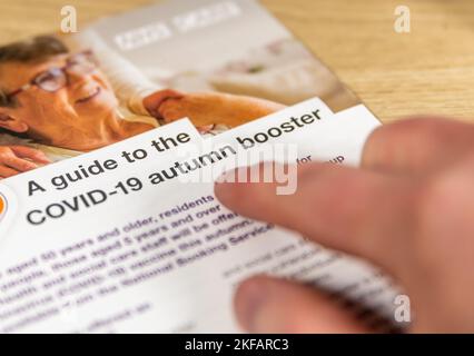 Torquay, Großbritannien. Donnerstag, 17. November 2022. Ausgewählte Einwohner des Vereinigten Königreichs erhalten vom NHS Details zum COVID-19-Impfstoff für den Herbst. Kredit: Thomas Faull/Alamy Live Nachrichten Stockfoto