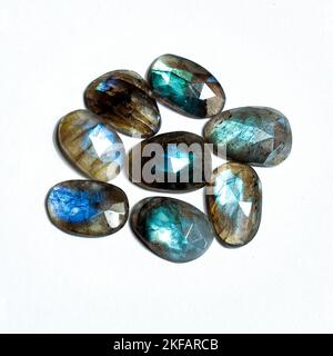 Labradorit Edelsteine Cabochon Schliff, Pfauenblau und Herbstgold Farben. Runde, Birne, quadratische, ovale, rechteckige und freie Form Formen. Weißer Hintergrund. Stockfoto