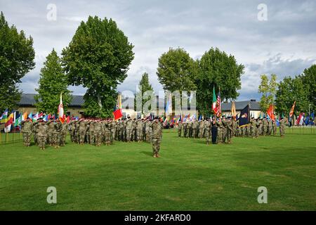 Soldaten der Southern European Task Force (SETAF-AF) der US-Armee stehen während des Verantwortungswechsels der SETAF-AF bei Caserma Ederle in Vicenza, Italien, am 1. September 2022 in Formation. Kommandofeldwebel Major Reese W. Teakell übernahm die Verantwortung von Kommandofeldwebel Major Charles W. Gregory, Jr., dem scheidenden Kommandofeldwebel Major. Stockfoto