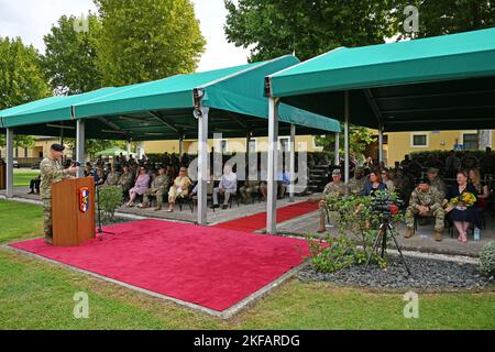 Maj. Gen. Todd Wasmund, Kommandant der Südeuropäischen Task Force der US-Armee, Afrika, spricht während der Zeremonie zur Änderung der Verantwortung von SETAF-AF in Caserma Ederle in Vicenza, Italien, am 1. September 2022. Stockfoto