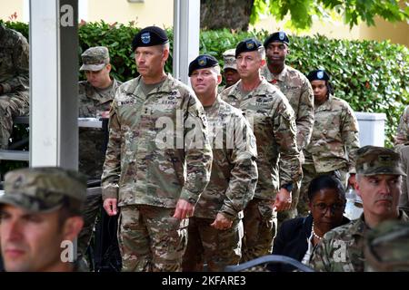 Maj. General Todd Wasmund, U.S. Army Southern European Task Force, Africa Commander, der scheidende Kommandeur Major Charles W. Gregory, Jr., und der kommende Kommandant Major Reese W. Teakell, bereiten sich auf den Verantwortungswechsel von SETAF-AF bei Caserma Ederle in Vicenza, Italien, am 1. September 2022 vor. Stockfoto