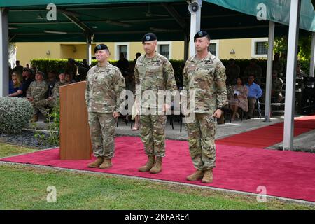 General Todd Wasmund, die südeuropäische Task Force der US-Armee, der Afrikakommandeur, Zentrum, der scheidende Kommandodirektor Charles W. Gregory Jr., links, und der kommende Kommandodirektor Major Reese W. Teakell, rechts, bereiten sich auf den SETAF-AF-Zuständigkeitswechsel in Caserma Ederle in Vicenza, Italien, 1. September 2022 vor. Commando Sergeant Major Reese W. Teakell übernahm die Verantwortung für die SETAF-AF von Commando Sergeant Major Charles W. Gregory, Jr., dem scheidenden Commando-Major. Stockfoto