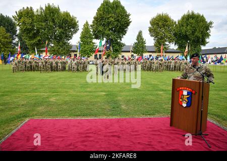 Kommandofeldwebel Major Reese W. Teakell, eingehender Kommandobefehl Sgt. Maj., spricht während der Zeremonie zur Änderung der Verantwortung der US-Armee in der Caserma Ederle in Vicenza, Italien, am 1. September 2022 an das Publikum. Stockfoto