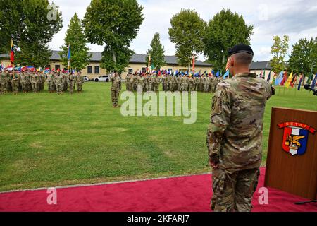 Maj. General Todd Wasmund, Kommandant der Südeuropäischen Einsatztruppe der US-Armee, Afrika, grüßt Befehlsfeldwebel Major Reese W. Teakell während der Zeremonie zur Änderung der Verantwortung in Caserma Ederle in Vicenza, Italien, am 1. September 2022. Stockfoto