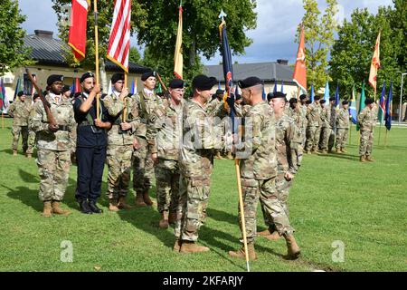 Maj. General Todd Wasmund, U.S. Army Southern European Task Force, Afrika-Kommandant, übergibt die U.S. Army Southern European Task Force, Africa Colors an Command Sergeant Major Reese W. Teakell, Incoming Command Sgt. Major., während der Zeremonie zur Änderung der Verantwortung von SETAF-AF in der Caserma Ederle in Vicenza, Italien, am 1. September 2022. Stockfoto