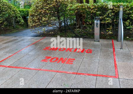 Eine ausgewiesene Raucherzone in Jubilee Gardens, Tower Hamlets, London, Großbritannien Stockfoto