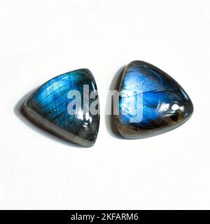 Labradorit Edelsteine Cabochon Schliff, Pfauenblau und Herbstgold Farben. Runde, Birne, quadratische, ovale, rechteckige und freie Form Formen. Weißer Hintergrund. Stockfoto