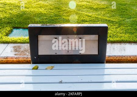 Eine Strawberry Smart Bench, ein öffentliches Solarladegerät für mobile Geräte, in Westherry Circus, Tower Hamlets, London, Großbritannien Stockfoto