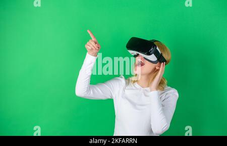Eine Person in einer virtuellen Brille fliegt im Raum. Aufgeregte lächelnde Geschäftsfrau in einer Virtual-Reality-Brille. Frau genießen Cyber-Spaß Erfahrung in Stockfoto