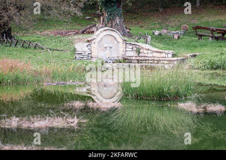 Die Jakobsquelle [ Szent Jakab ] in Vászóly [ Vszoly ], benannt nach dem schutzpatron des Dorfes Es liegt im Balaton-Hochland und fällt wi Stockfoto