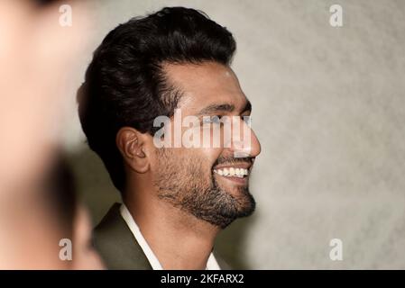 Mumbai, Indien. 17.. November 2022. Die preisgekrönte Filmschauspielerin Vicky Kaushal nimmt an einer Veranstaltung „A Men's Mental Health Awareness Initiative“ und „Esthetic Clinic for Men“ eines Spezialkrankenhauses am Vorabend des Internationalen Männertages in Mumbai, Indien, am 17. November 2022 Teil. Der internationale Männertag wird weltweit am 19.. November gefeiert. (Foto von Indranil Aditya/NurPhoto) Quelle: NurPhoto/Alamy Live News Stockfoto