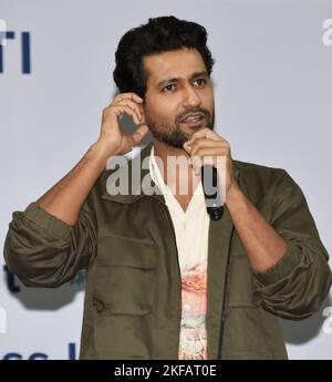 Mumbai, Indien. 17.. November 2022. Die preisgekrönte Filmschauspielerin Vicky Kaushal nimmt an einer Veranstaltung „A Men's Mental Health Awareness Initiative“ und „Esthetic Clinic for Men“ eines Spezialkrankenhauses am Vorabend des Internationalen Männertages in Mumbai, Indien, am 17. November 2022 Teil. Der internationale Männertag wird weltweit am 19.. November gefeiert. (Foto von Indranil Aditya/NurPhoto) Quelle: NurPhoto/Alamy Live News Stockfoto