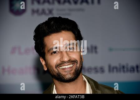 Mumbai, Indien. 17.. November 2022. Die preisgekrönte Filmschauspielerin Vicky Kaushal nimmt an einer Veranstaltung „A Men's Mental Health Awareness Initiative“ und „Esthetic Clinic for Men“ eines Spezialkrankenhauses am Vorabend des Internationalen Männertages in Mumbai, Indien, am 17. November 2022 Teil. Der internationale Männertag wird weltweit am 19.. November gefeiert. (Foto von Indranil Aditya/NurPhoto) Quelle: NurPhoto/Alamy Live News Stockfoto