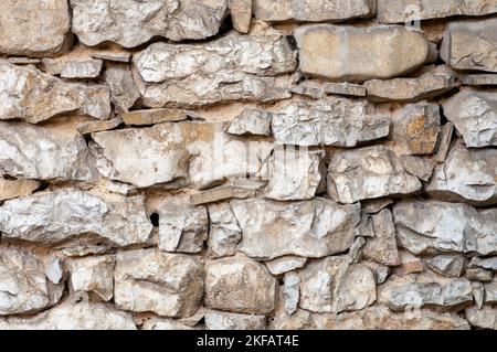 Nahaufnahme der Rohsteinmauer, fotografiert in Vászóly [ Vszoly ], Balaton-Hochland, Balatonfüred-Csopak Weingebiet. Ungarn Stockfoto