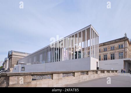 Berlin, Deutschland - September 2022: Das moderne Eingangsgebäude der James Simon Gallery, Besucherzentrum der Museumsinsel Berlin, entworfen von Chipperfield Stockfoto