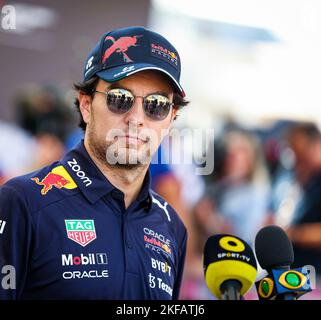 firo : 11/17/2022, Motorsport, Formel 1, Formel 1, Saison 2022, GP von Abu DHABI, VAE, Formel 1 Etihad Airways Abu Dhabi Grand Prix 2022, 22. Lauf der FIA Formel 1 Weltmeisterschaft 2022, auf dem Yas Marina Circuit, auf Yas Island, Abu Dhabi, PEREZ Sergio (mex), Red Bull Racing RB18, Portrait Stockfoto