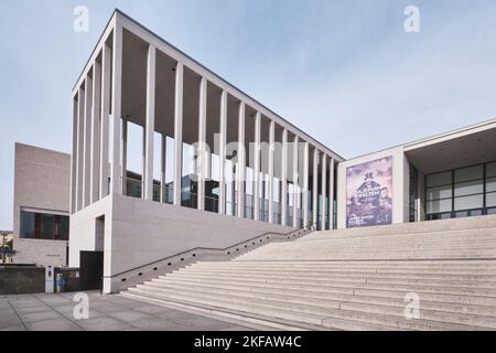 Berlin, Deutschland - September 2022: Das moderne Eingangsgebäude der James Simon Gallery, Besucherzentrum der Museumsinsel Berlin, entworfen von Chipperfield Stockfoto