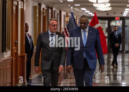 Verteidigungsminister Lloyd J. Austin III empfängt den dänischen Verteidigungsminister Morten Bogskov zu einem bilateralen Austauschtreffen im Pentagon, Washington, D.C., am 1. September 2022. Stockfoto