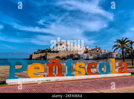 Peniscola Schloss mit mehrfarbigem Namensschild Costa del Azahar Spanien Stockfoto