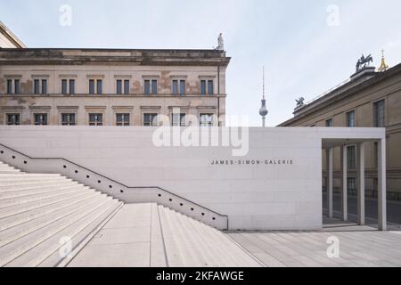 Berlin, Deutschland - September 2022: Das moderne Eingangsgebäude der James Simon Gallery, Besucherzentrum der Museumsinsel Berlin, entworfen von Chipperfield Stockfoto