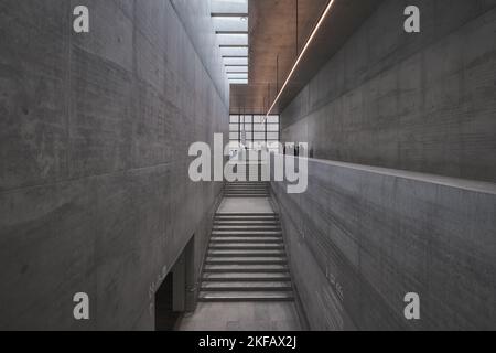 Berlin, Deutschland - 2022. September: Das moderne Eingangsinnere der James Simon Gallery, Besucherzentrum der Museumsinsel Berlin, entworfen von Chipperfield Stockfoto