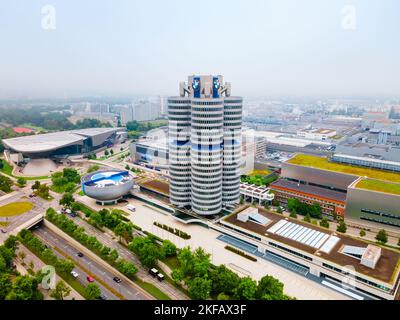 München, Deutschland - 08. Juli 2021: BMW Museum Luftpanorama, es ist ein Automobilmuseum der BMW Geschichte in der Nähe des Olympiaparks in München, G Stockfoto