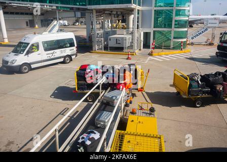 Paris, Frankreich, View Orly Airport, Gepäckabfertiger, Ladeflugzeug für Abflug, Tarmac, Förderband Gepäck Stockfoto